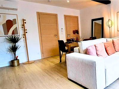 Canapé avec coussins roses et décoration murale - ArtGold * Logement Haut de gamme Spa