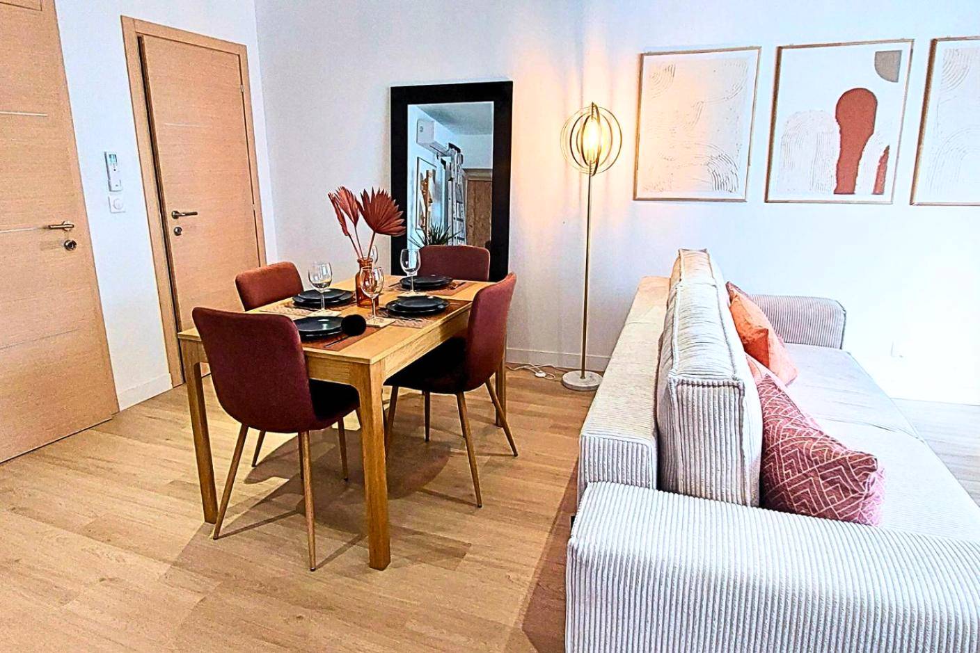 Coin repas avec chaises bordeaux et luminaire - ArtGold * Logement Haut de gamme Spa