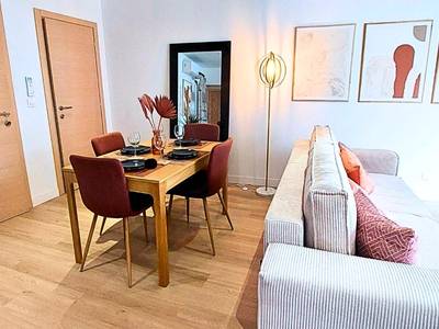Coin repas avec chaises bordeaux et luminaire - ArtGold * Logement Haut de gamme Spa
