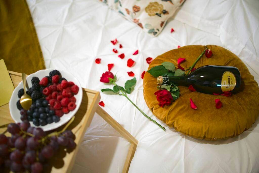 Champagne et fruits rouges sur lit blanc - Arty room JACCUZI & SPA CENTRE VILLE HAUT DE GAMME