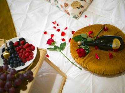Champagne et fruits rouges sur lit blanc - Arty room JACCUZI & SPA CENTRE VILLE HAUT DE GAMME