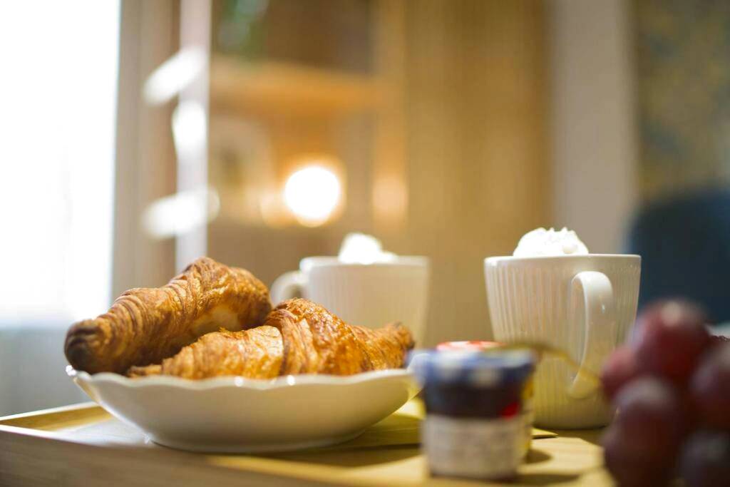Petit - déjeuner avec croissants et boissons - Arty room JACCUZI & SPA CENTRE VILLE HAUT DE GAMME