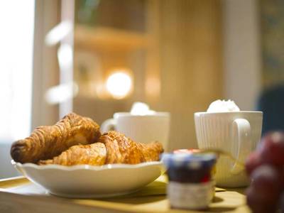 Petit - déjeuner avec croissants et boissons - Arty room JACCUZI & SPA CENTRE VILLE HAUT DE GAMME