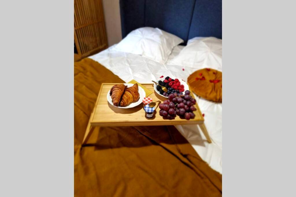 Plateau de courtoisie servi sur le lit - Arty room JACCUZI & SPA CENTRE VILLE HAUT DE GAMME