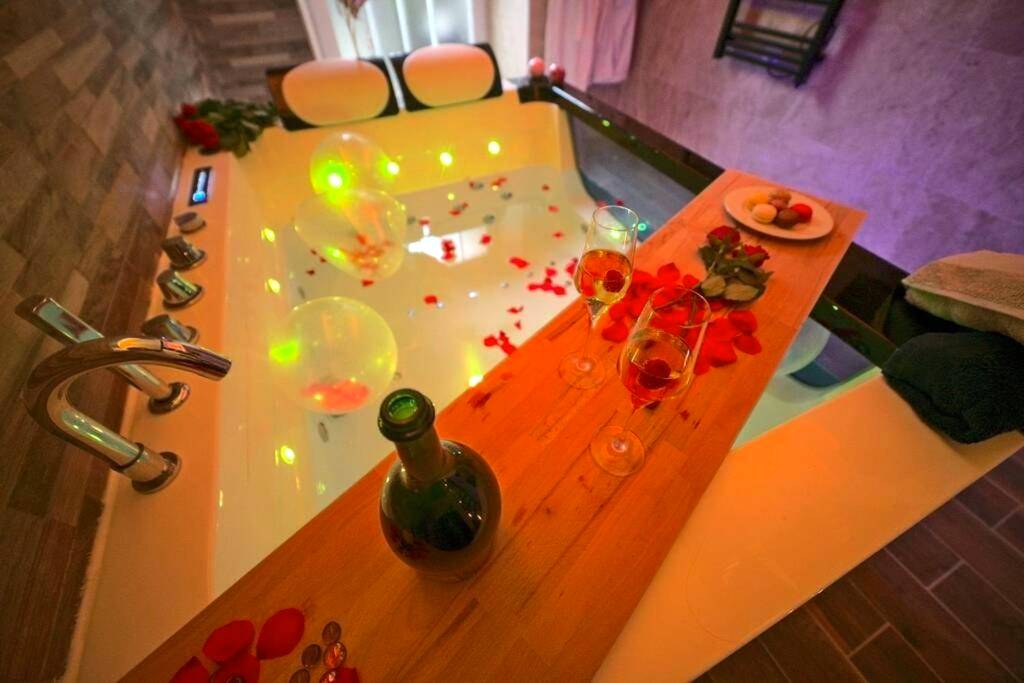 Baignoire balnéo avec pétales et champagne - Arty room JACCUZI & SPA CENTRE VILLE HAUT DE GAMME