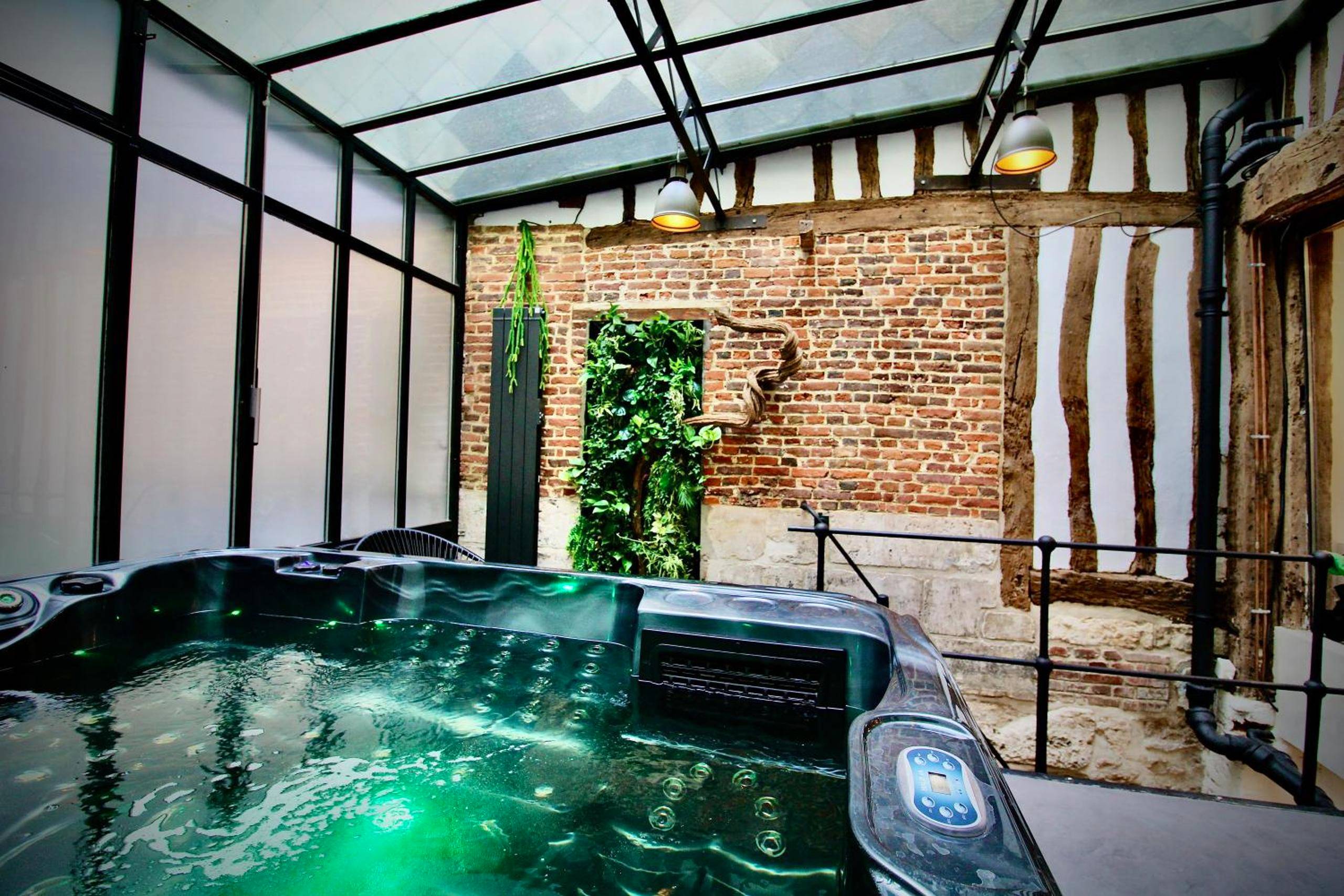 Jacuzzi privatif sous verrière avec briques - Love Room Rouen - L'Atelier 1742 - Atypique jacuzzi Rouen Centre