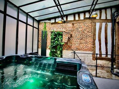 Jacuzzi privatif sous verrière avec briques - Love Room Rouen - L'Atelier 1742 - Atypique jacuzzi Rouen Centre