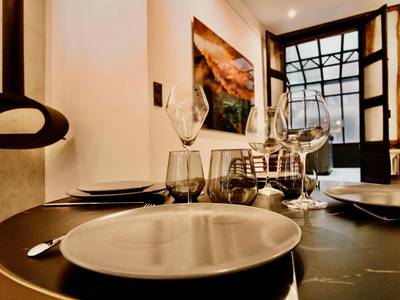Table dressée avec verres à vin et assiettes - L'Atelier 1742 - Atypique jacuzzi Rouen Centre