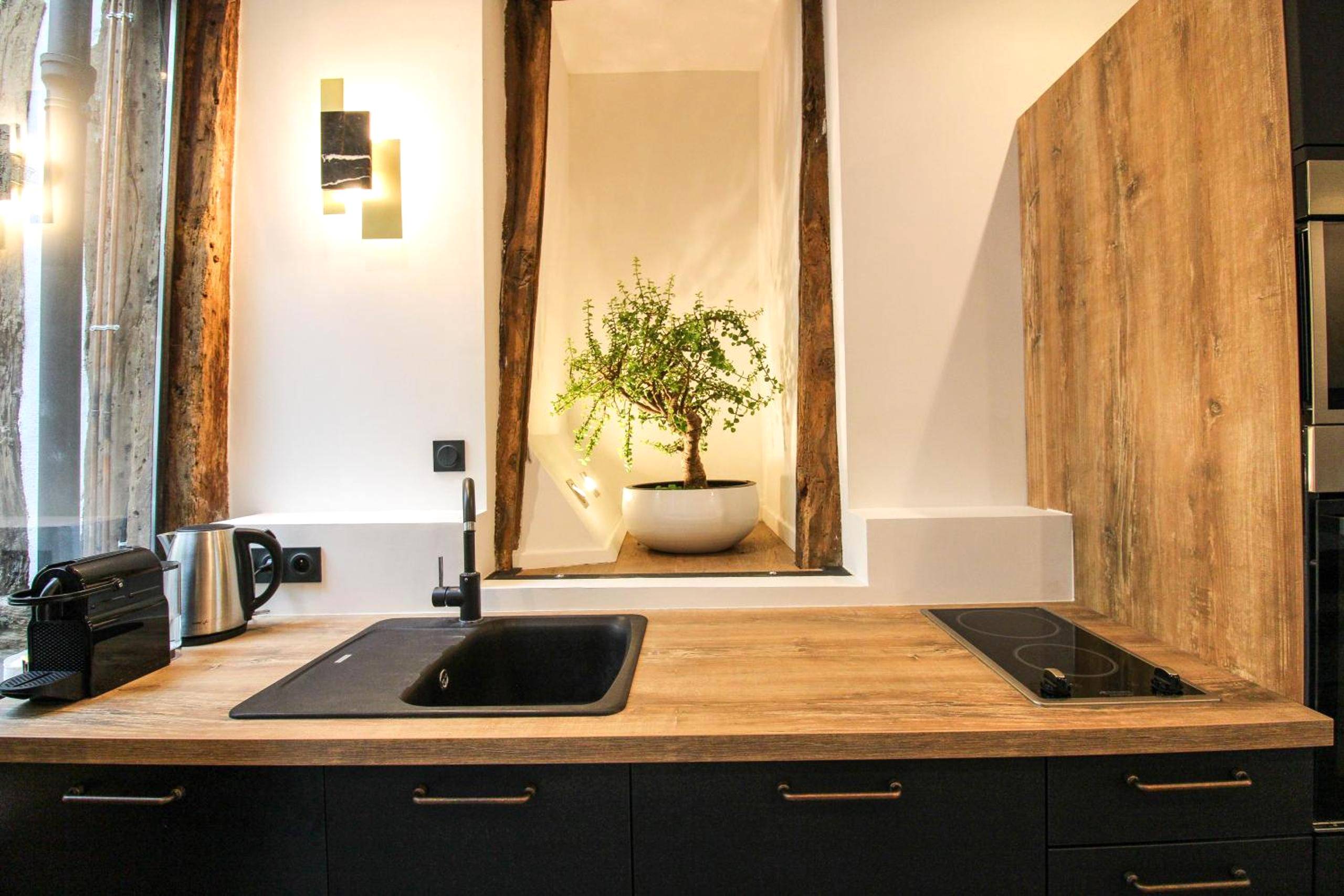 Cuisine équipée moderne avec plan de travail bois - L'Atelier 1742 - Atypique jacuzzi Rouen Centre