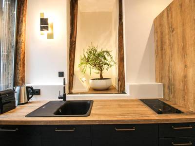 Cuisine équipée moderne avec plan de travail bois - L'Atelier 1742 - Atypique jacuzzi Rouen Centre