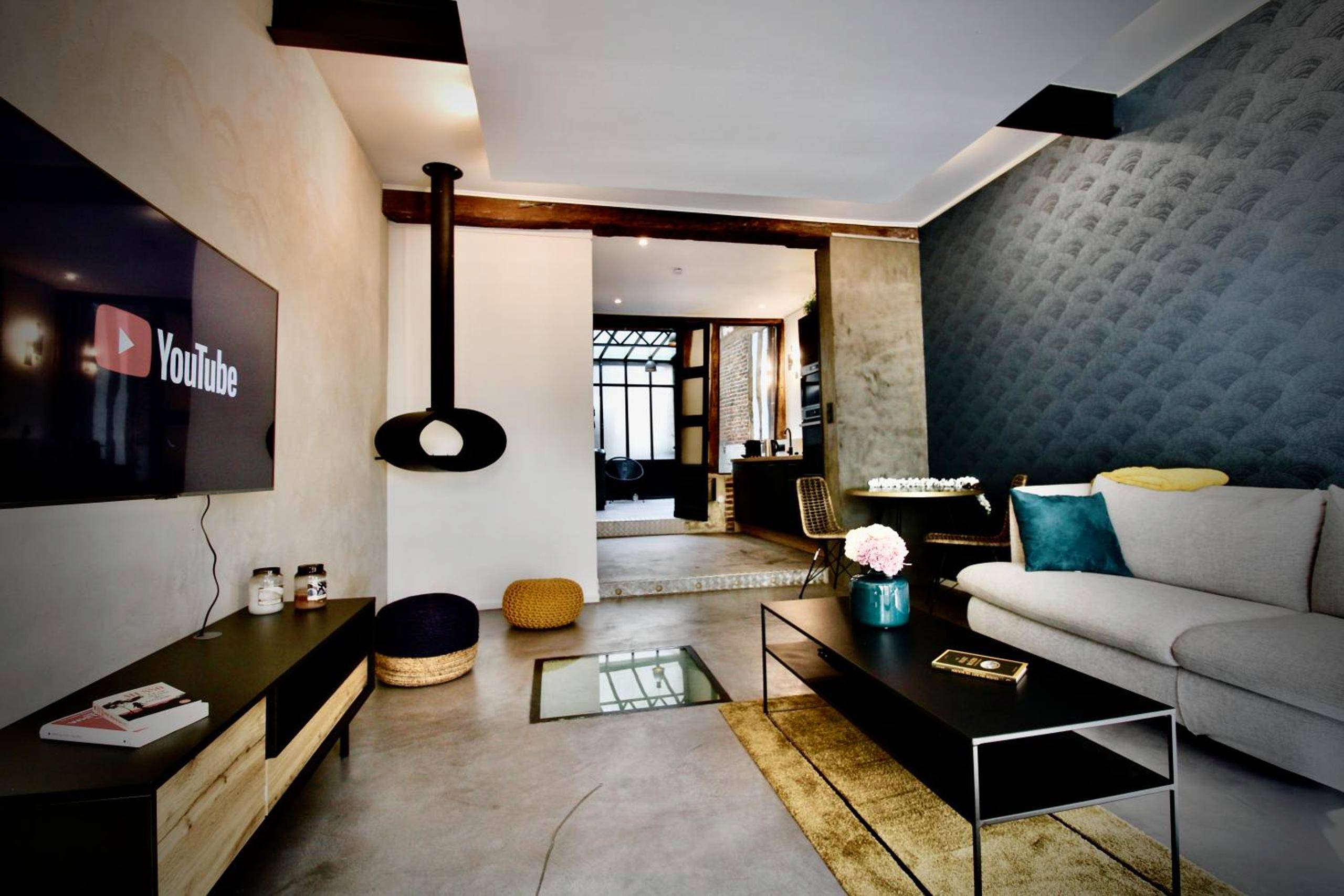 Salon avec grand écran, canapé et cheminée - L'Atelier 1742 - Atypique jacuzzi Rouen Centre