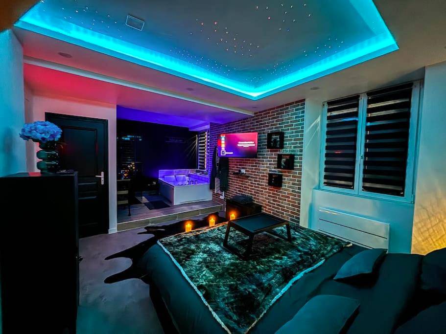 Chambre avec ciel étoilé et jacuzzi en fond - Love Room Sélestat - L'Atelier du Désir - Centre - Proche Gare