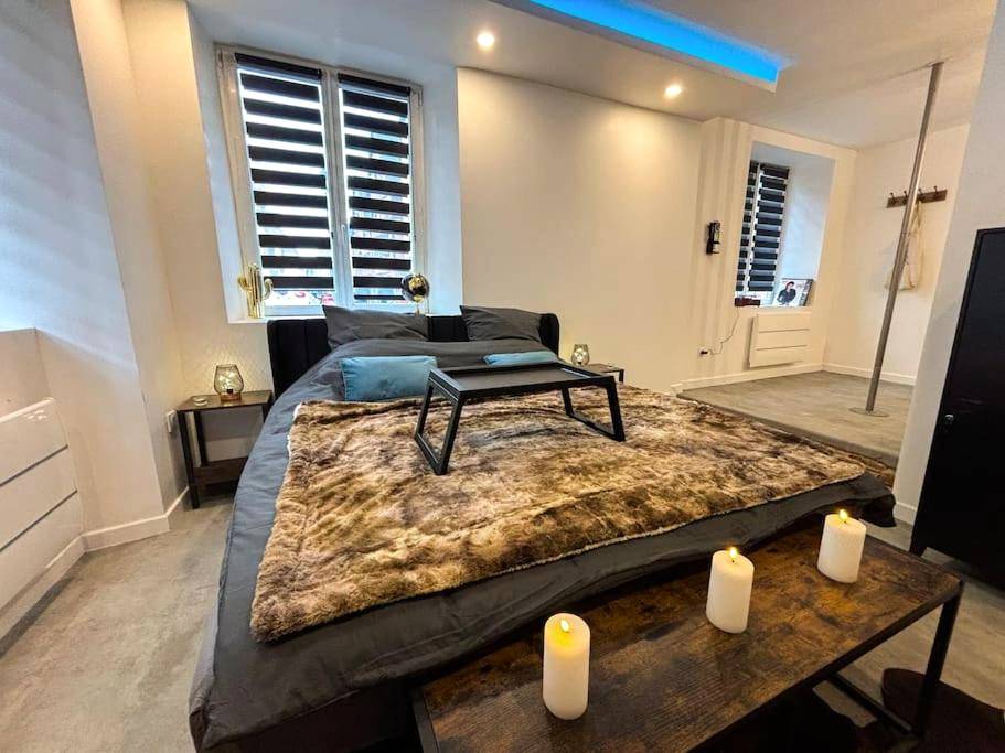 Lit double avec plateau et bougies d'ambiance - L'Atelier du Désir - Centre - Proche Gare