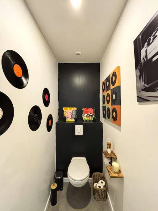 Toilettes avec décoration murale de vinyles - L'Atelier du Désir - Centre - Proche Gare