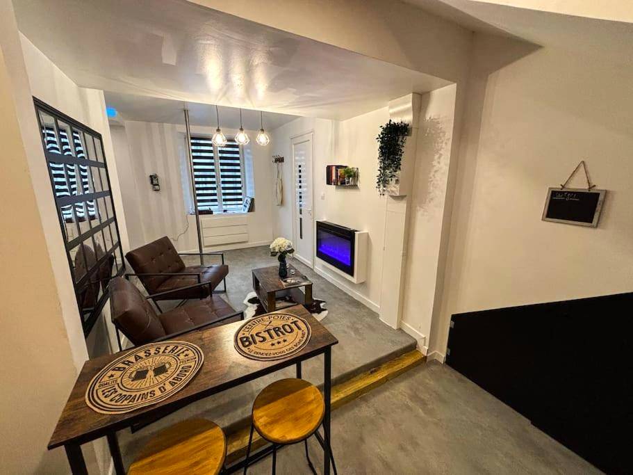 Espace salon avec cheminée électrique bleue - L'Atelier du Désir - Centre - Proche Gare