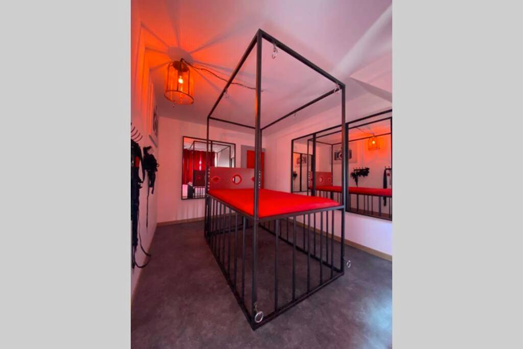 Cage BDSM avec matelas rouge et miroirs - Love Room Eschentzwiller - Love Room - L'Atelier Des Nuan'S