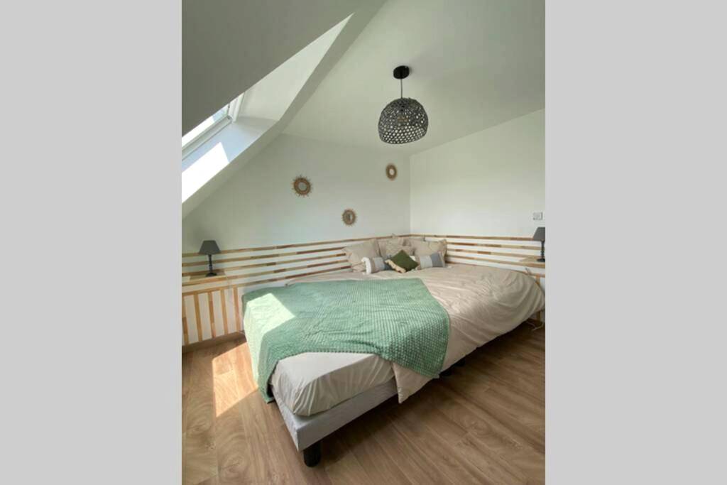 Chambre mansardée avec lit double et plaid vert - Love Room - L'Atelier Des Nuan'S