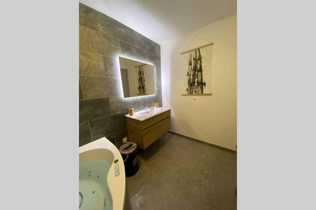 Salle de bain avec baignoire balnéo et miroir LED - Love Room - L'Atelier Des Nuan'S