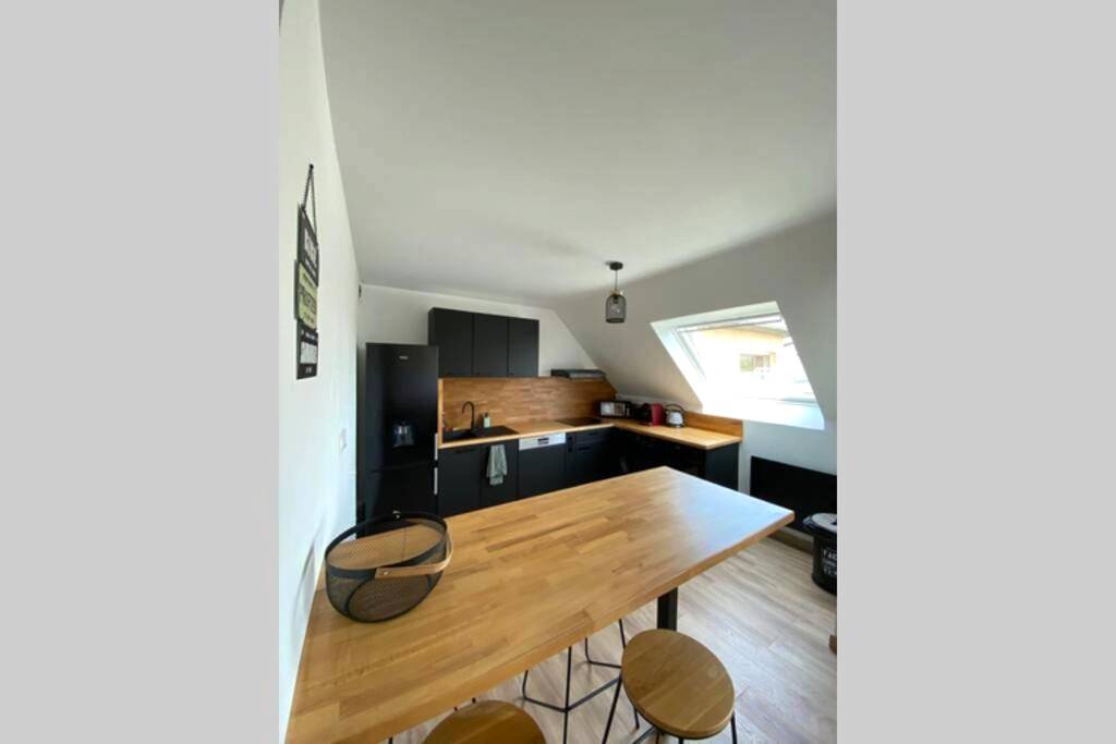 Cuisine équipée moderne avec îlot central en bois - Love Room - L'Atelier Des Nuan'S