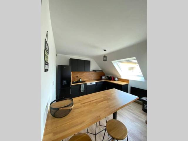 Cuisine équipée moderne avec îlot central en bois - Love Room - L'Atelier Des Nuan'S