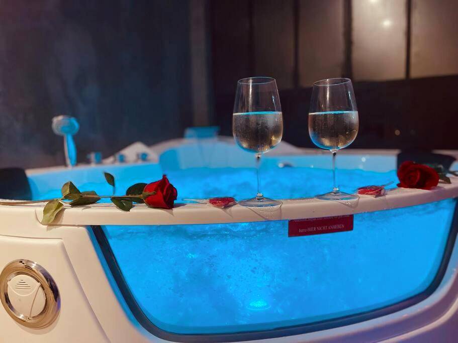 Jacuzzi avec verres de vin et roses rouges - Love Room Rouen - L'Atelier des Rêves - appartement balnéo Rouen