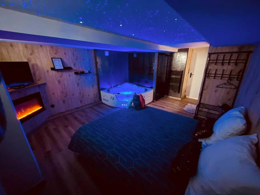 Chambre avec lit double et jacuzzi privatif - L'Atelier des Rêves - appartement balnéo Rouen