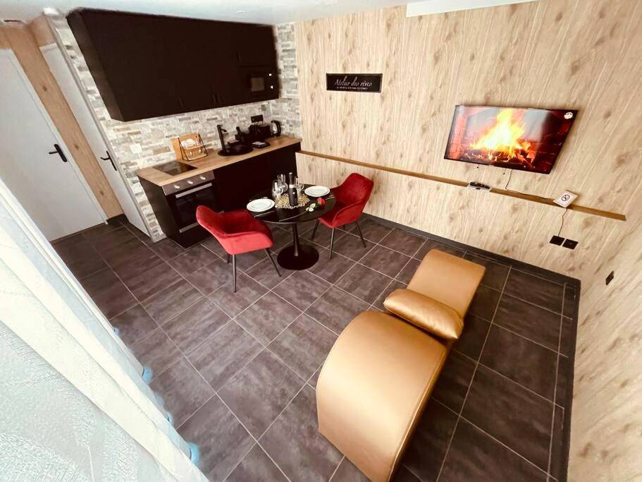 Cuisine équipée avec coin repas et fauteuil - L'Atelier des Rêves - appartement balnéo Rouen
