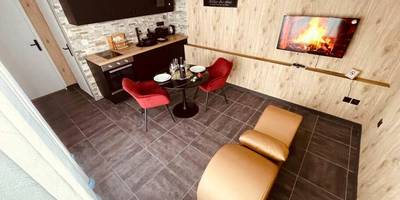 Cuisine équipée avec coin repas et fauteuil - L'Atelier des Rêves - appartement balnéo Rouen