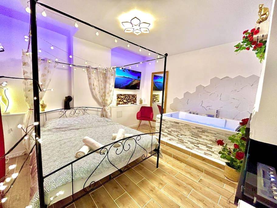 Lit à baldaquin et jacuzzi privatif - Love Room Sens - L’atelier des rêves, jacuzzi