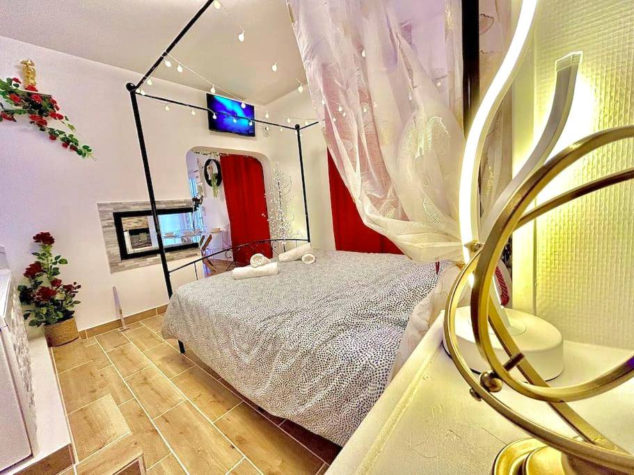 Lit double avec voilages et guirlandes - L’atelier des rêves, jacuzzi