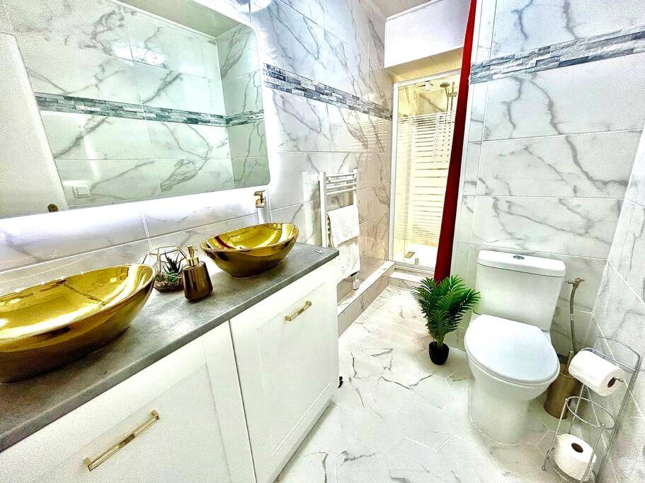Salle de bain moderne avec vasques dorées - L’atelier des rêves, jacuzzi