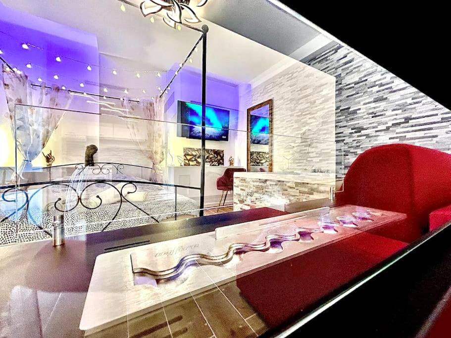 Cheminée décorative et vue sur la chambre - L’atelier des rêves, jacuzzi