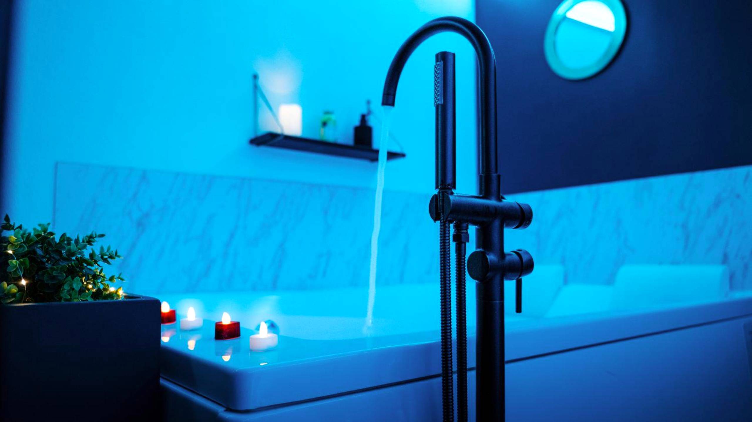 Baignoire balnéo avec bougies et robinet noir - Love Room Metz - L'Atelier de rêves