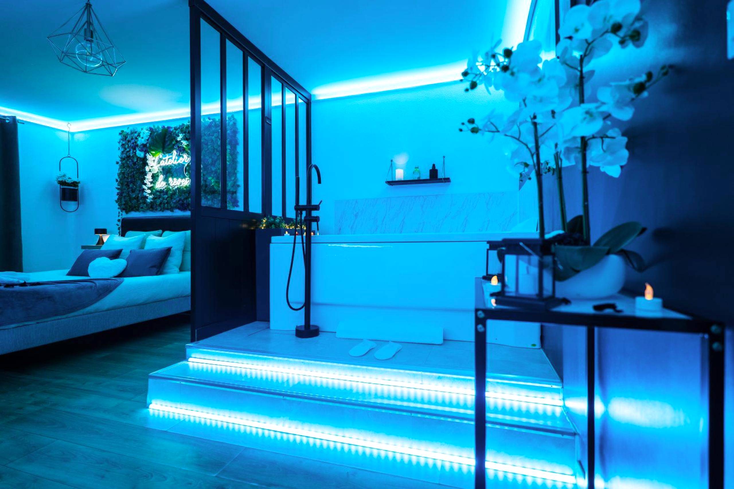 Espace spa et chambre avec éclairage néon bleu - L'Atelier de rêves
