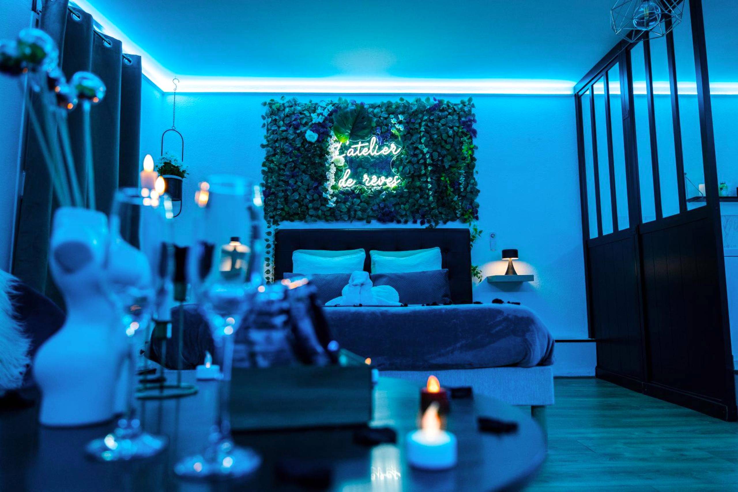 Lit double face à un mur végétal illuminé - L'Atelier de rêves