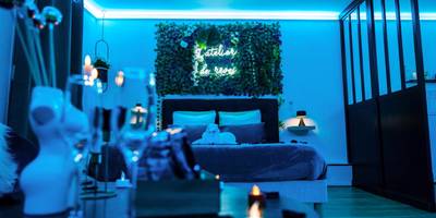 Lit double face à un mur végétal illuminé - L'Atelier de rêves