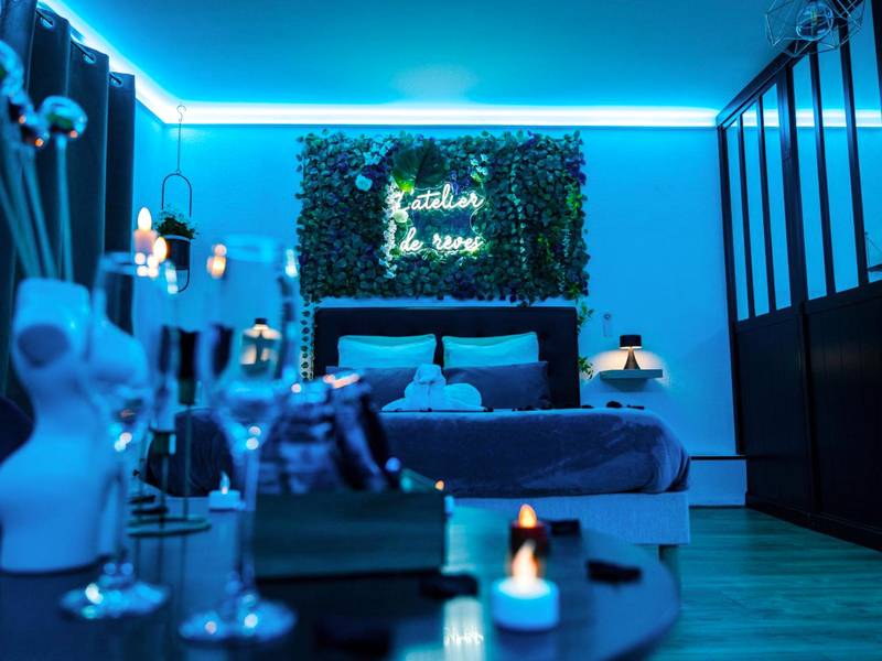 Lit double face à un mur végétal illuminé - L'Atelier de rêves