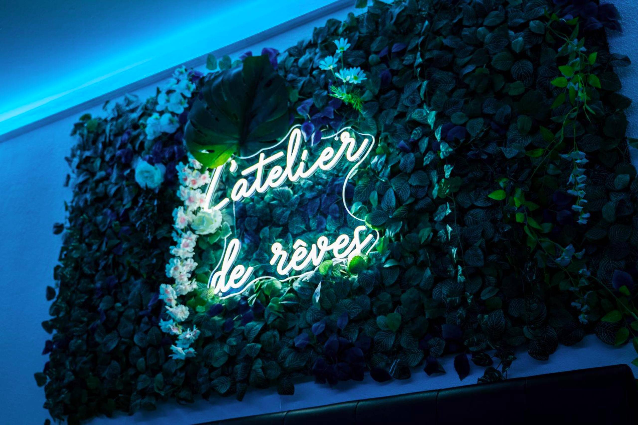 Mur végétal avec enseigne lumineuse néon - L'Atelier de rêves