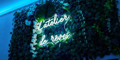 Mur végétal avec enseigne lumineuse néon - L'Atelier de rêves
