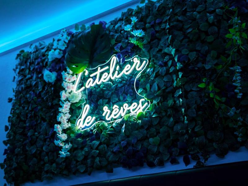 Mur végétal avec enseigne lumineuse néon - L'Atelier de rêves