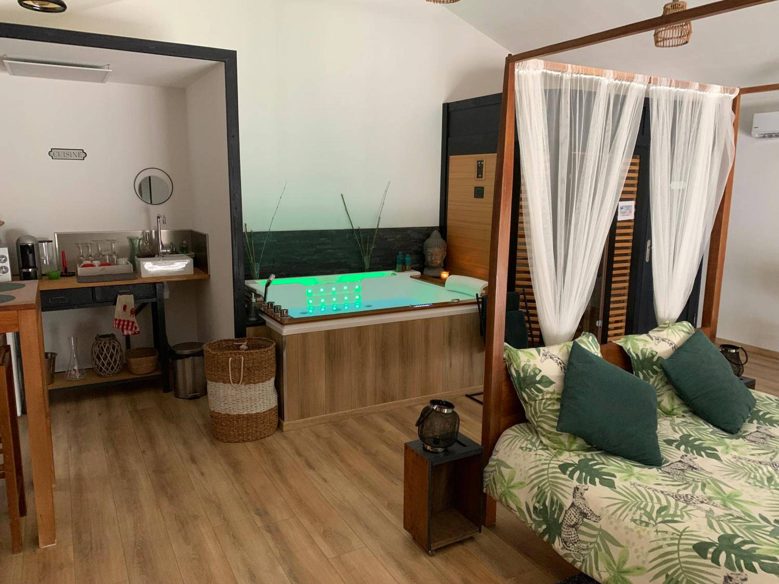 Jacuzzi privatif et lit à baldaquin - Love Room Codognan - L’atelier spa