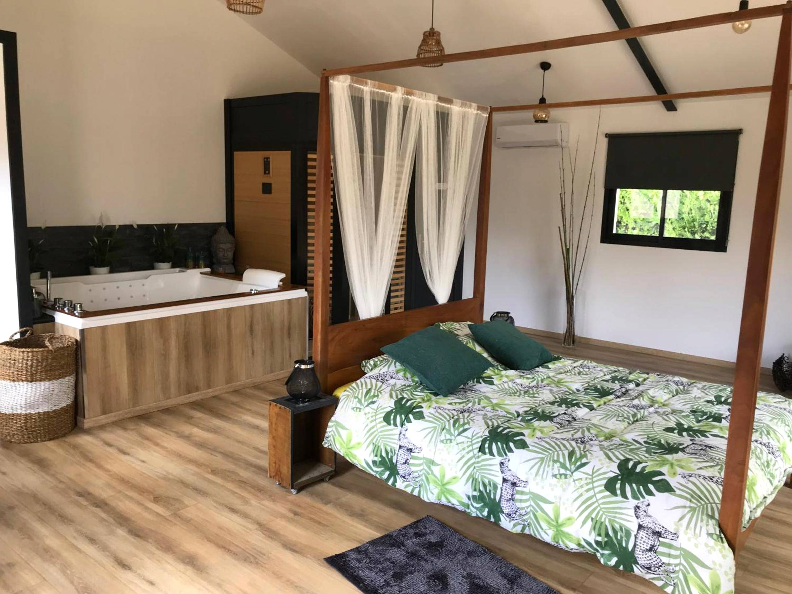 Lit à baldaquin avec parure tropicale - L’atelier spa