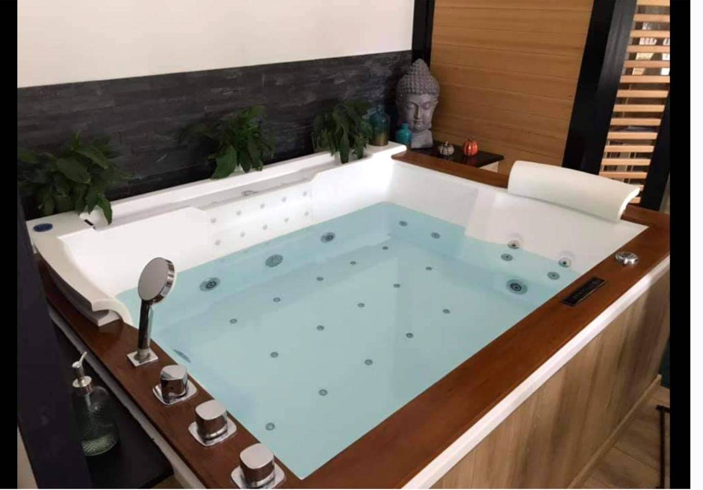 Jacuzzi avec chromothérapie et tête de Bouddha - L’atelier spa