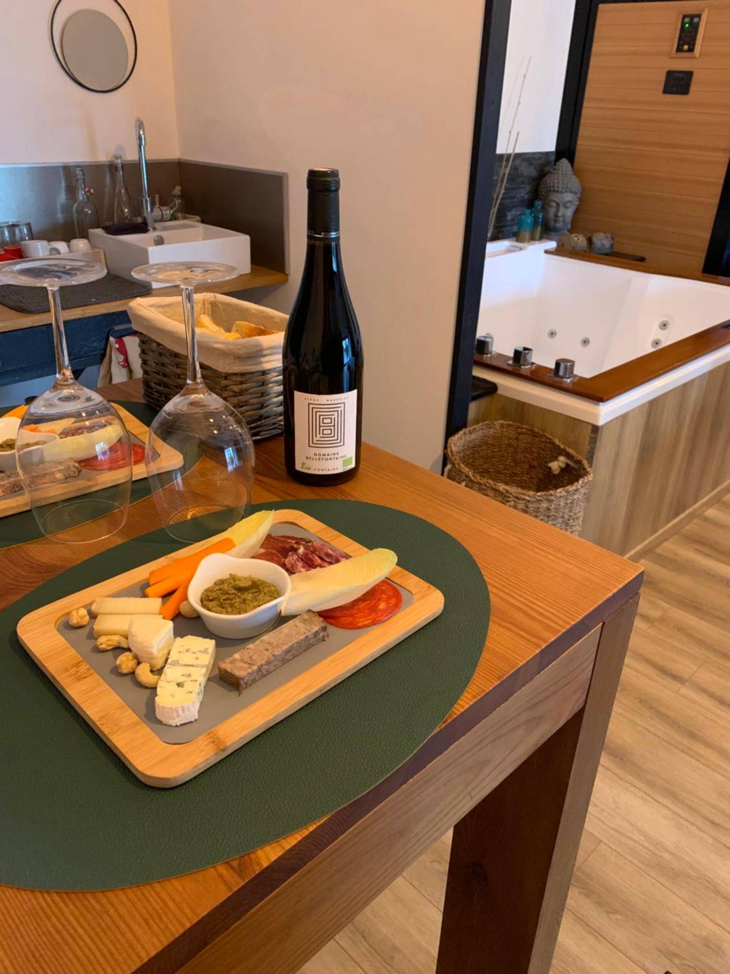 Planche apéritive et bouteille de vin - L’atelier spa