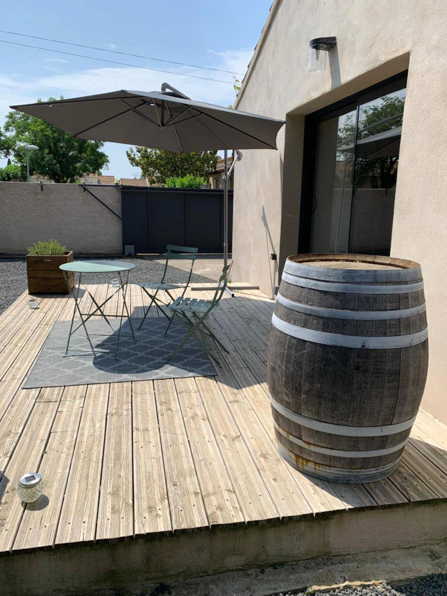Terrasse en bois avec mobilier et parasol - L’atelier spa