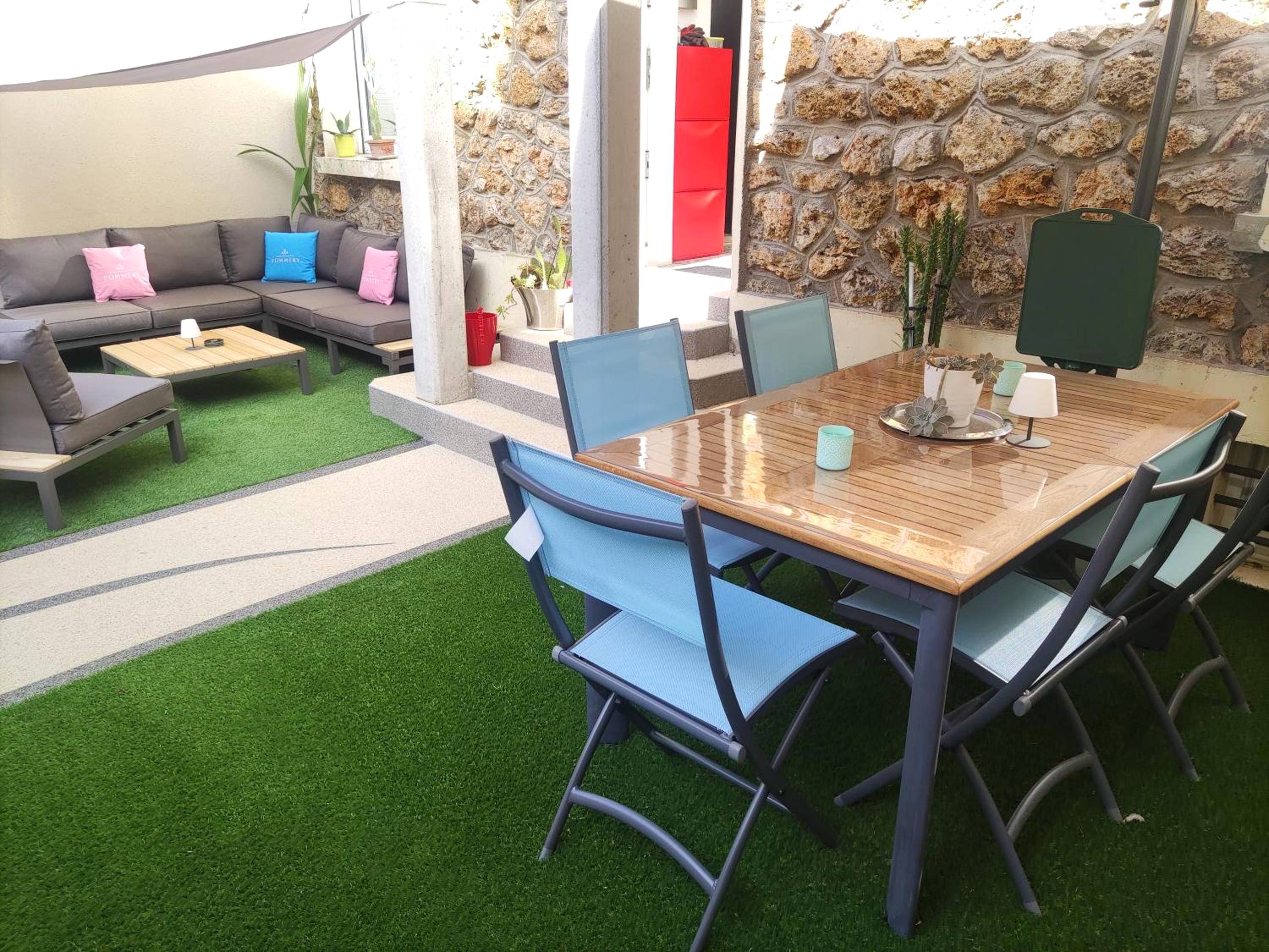 Terrasse aménagée avec salon et coin repas - L'Atelier - Gîte & Spa