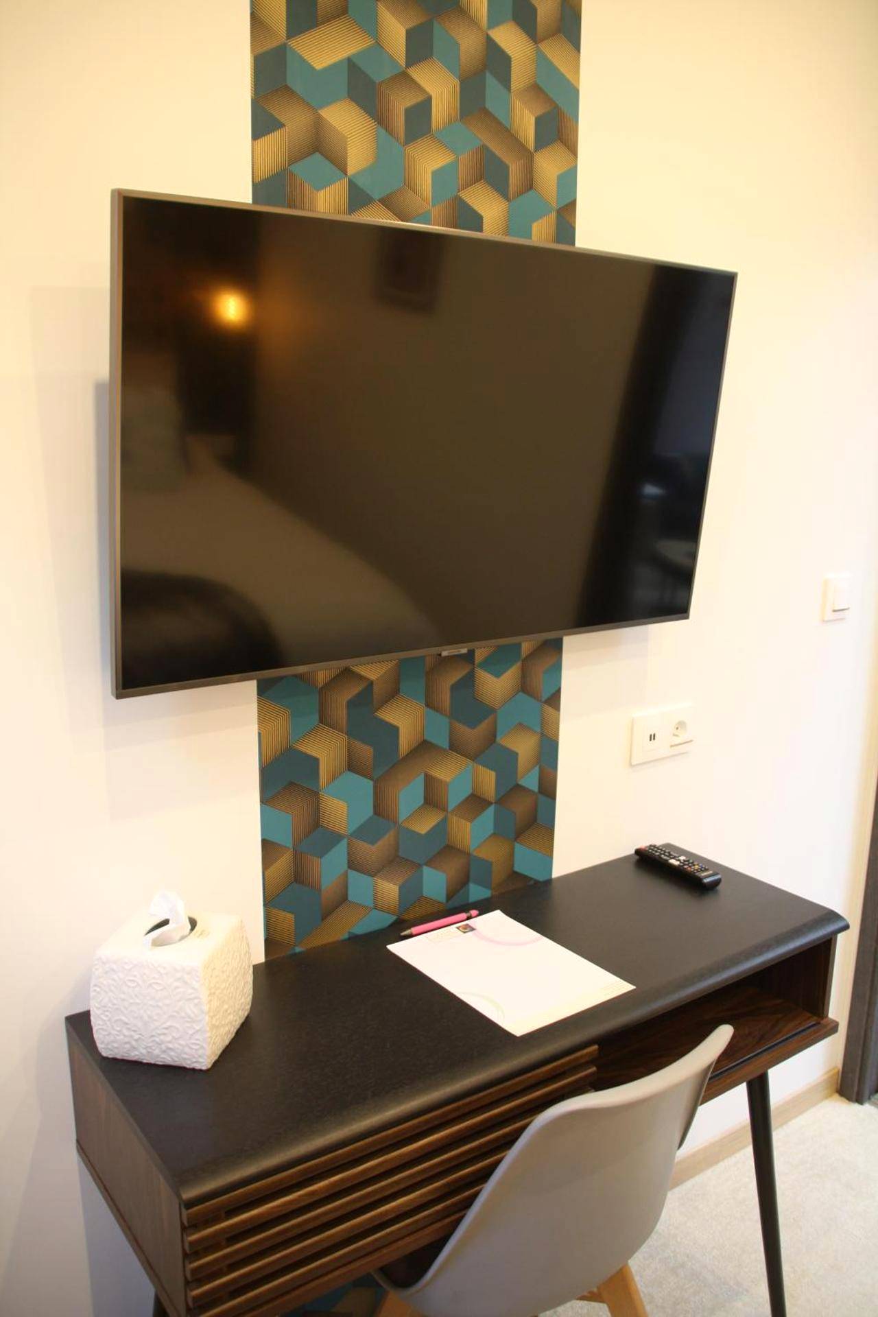 Espace bureau avec télévision murale - L'Atelier - Gîte & Spa