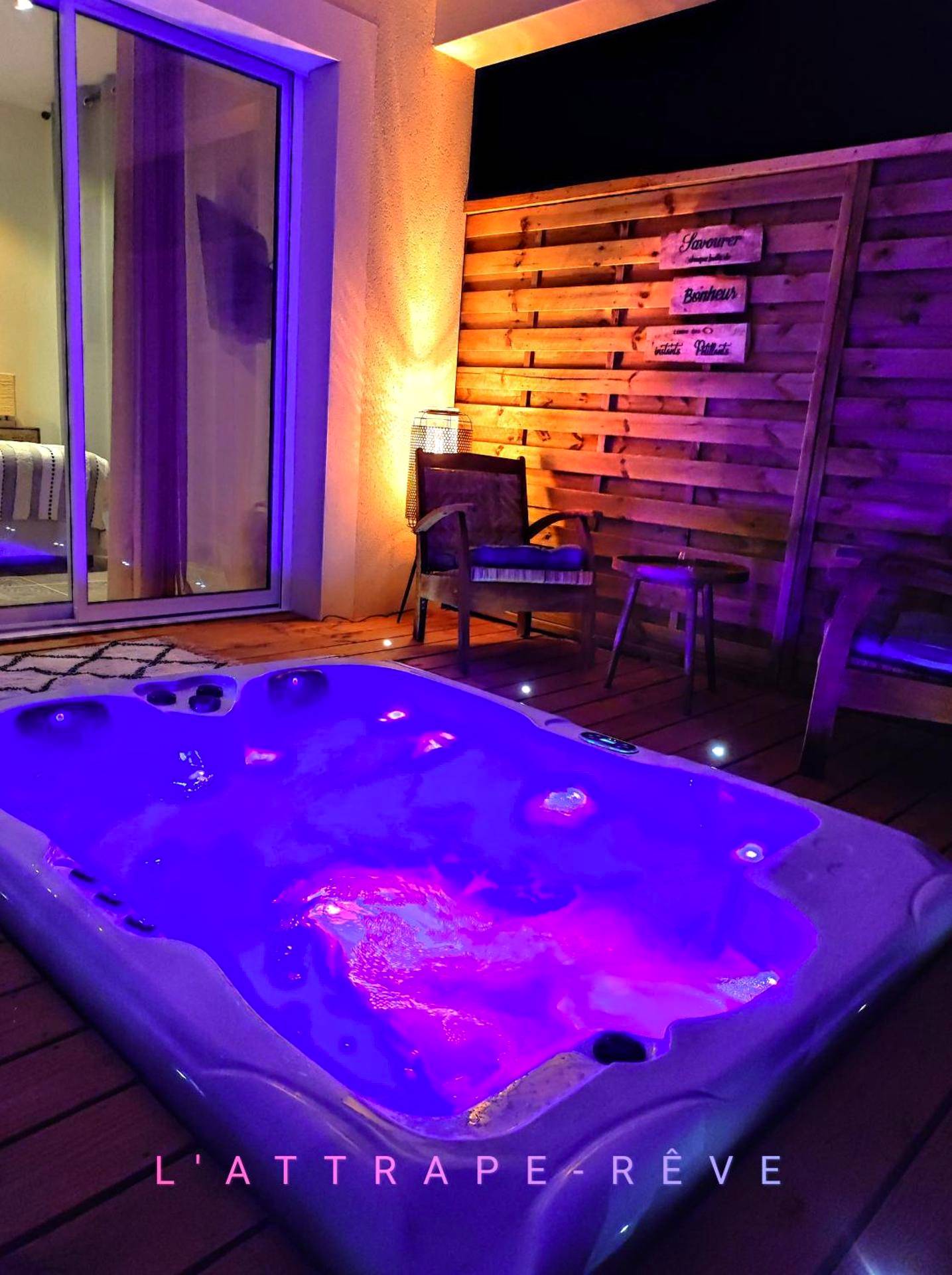 Jacuzzi extérieur avec éclairage violet nocturne - Love Room Les Plantiers - Magnifique cottage haut de gamme avec...