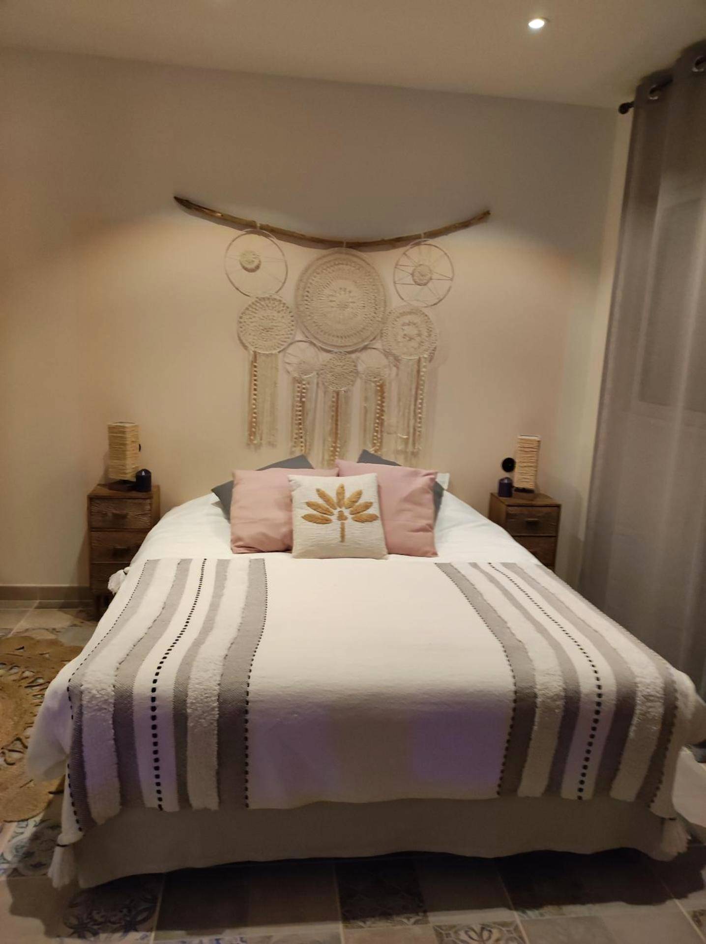 Lit double avec attrape - rêve et coussins roses - Magnifique cottage haut de gamme avec jacuzzi l'attrape rêve