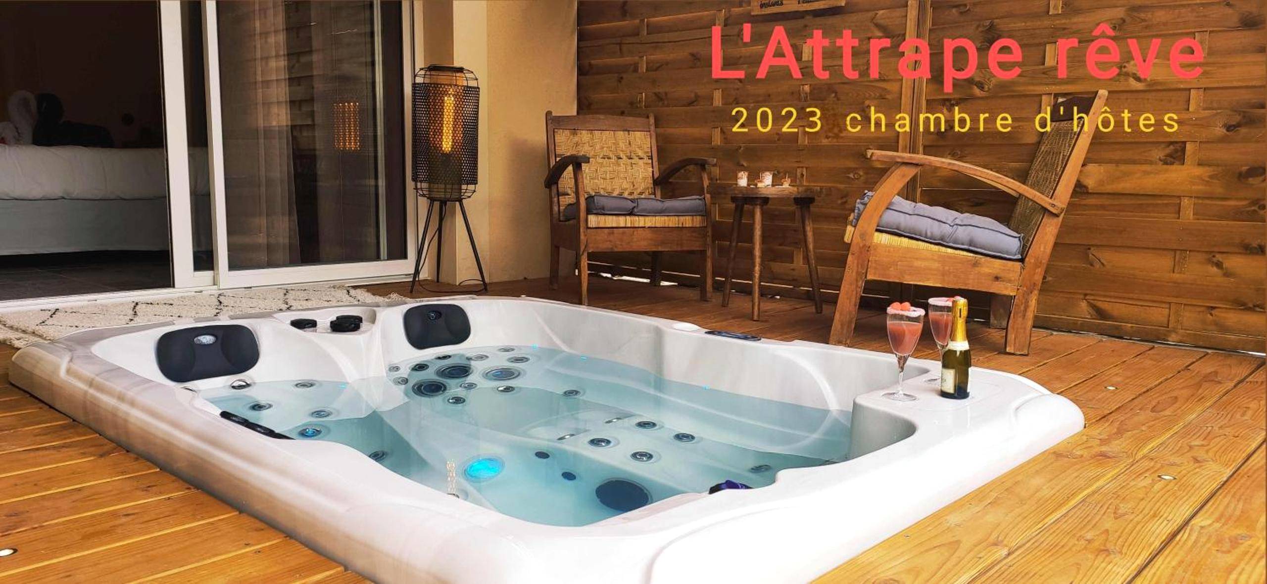 Jacuzzi sur terrasse en bois avec verres de vin - Magnifique cottage haut de gamme avec jacuzzi l'attrape rêve